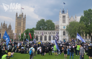 倫敦逾千港人無懼高溫紀念612四週年 連結港英議題抗極權