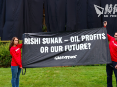 辛偉誠住所遭環保人士掛黑布 抗議批准開採北海石油資源