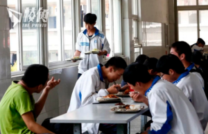 中國推「預製菜進校園」惹反彈 家長斥油鹹菜黃多化學劑 教育部急剎停稱重視學校食安