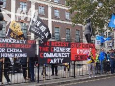 【十一集會】倫敦反中遊行英漢踩場被捕 示威者大使館外踩五星紅旗