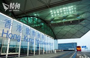 國安接報機場有人身穿「光時」、「港獨」字句衣服 一名26歲男子被捕控3罪