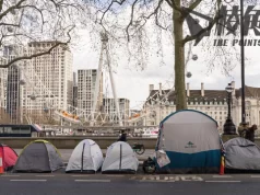 英國擬立法處罰 露宿者室外搭帳篷 內政大臣言論捱批