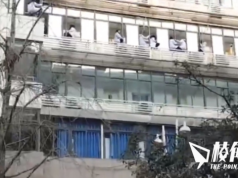 有片│四川10醫護危坐窗邊 疑威脅集體跳樓 遂寧市衛健委:非追欠薪 純屬維權
