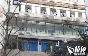 有片│四川10醫護危坐窗邊 疑威脅集體跳樓 遂寧市衛健委:非追欠薪 純屬維權