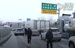 湖北雨雪天氣癱瘓春運 當局動員萬人鏟雪清路