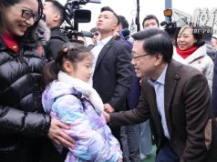 李家超行沙田年宵 被小朋友問:「點樣可以成為好似你咁優秀嘅人?」