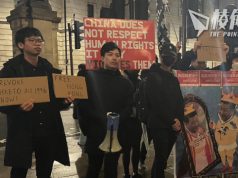 倫敦經貿辦新年酒會外 港人冒雨突擊示威