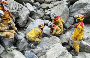 花蓮地震增至12死10失蹤 600人仍困太魯閣 當局空投物資