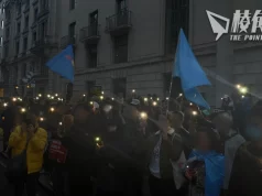 六四卅五|中國駐倫敦大使館外集會 300人持燭光悼念