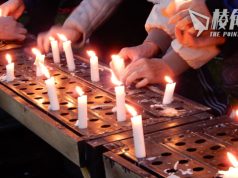 溫哥華六四晚會再現3000燭光 周豎峰︰要傳承反抗精神「仍然可以站立時不要跪低」 歷史學者周傑榮傚三木以手勢寫8964