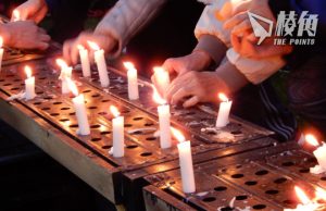 溫哥華六四晚會再現3000燭光 周豎峰︰要傳承反抗精神「仍然可以站立時不要跪低」 歷史學者周傑榮傚三木以手勢寫8964