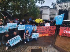 中共75年| 團體冒風雨到皇家鑄幣廠外集會 抗議中國於倫敦建「超級大使館」