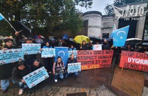 中共75年| 團體冒風雨到皇家鑄幣廠外集會 抗議中國於倫敦建「超級大使館」