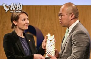 黎智英哥本哈根民主峰會獲頒勇氣獎 黎崇恩代父領奬 前首相卡梅倫聲援:英國會跟香港人堅定站在一起